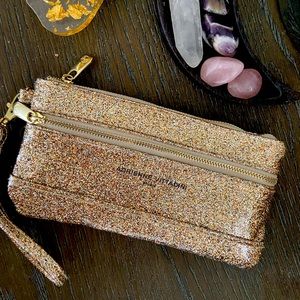 ✨Adrienne Vittadini Wristlet✨